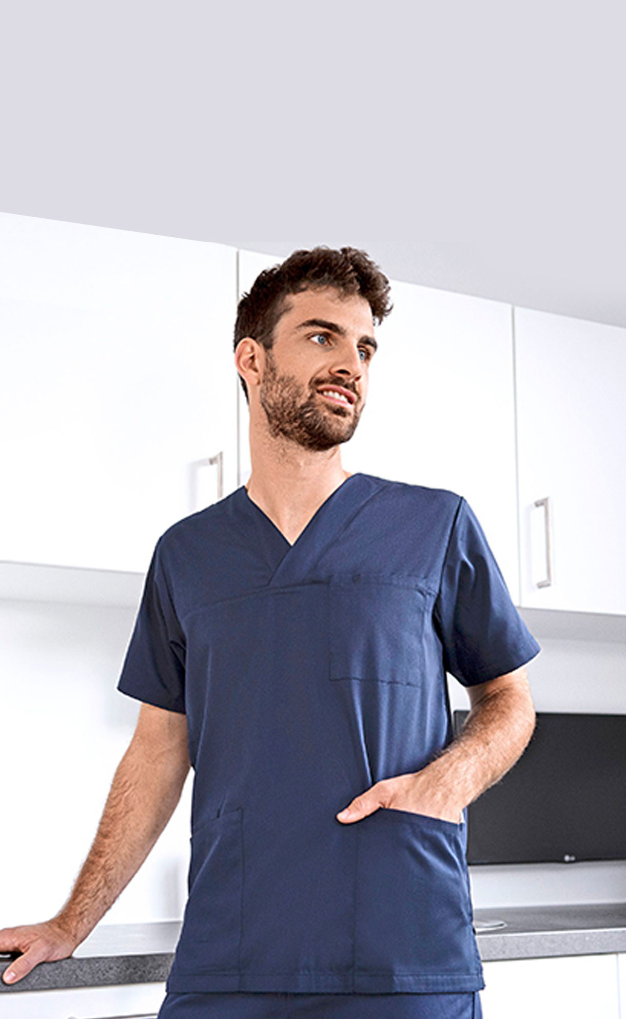 Herren Shirt für den Gesundheitsbereich mit Firmenlogo