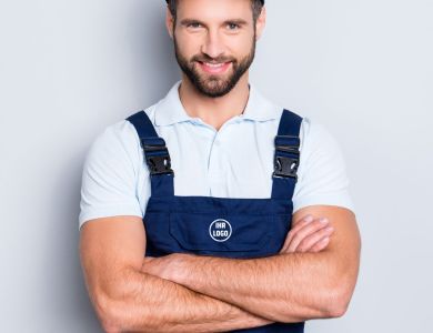 Team von Handwerkern in einheitlicher Arbeitskleidung