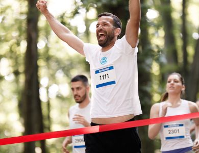 Mitarbeiterteam in einheitlicher Sportbekleidung beim Firmenlauf