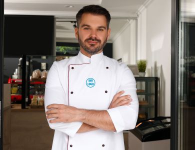 Serviceteam in einheitlicher Gastronomiebekleidung